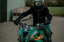 Optimally lubricated motorcycle stunts like Swiss clockwork